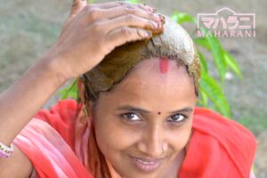 ヘナを塗るインド人女性