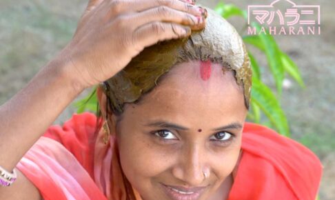 ヘナを塗るインド人女性
