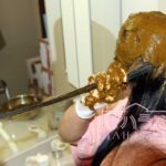 ロングヘアーの女性がヘナする様子