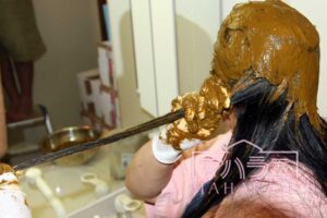 ロングヘアーの女性がヘナする様子