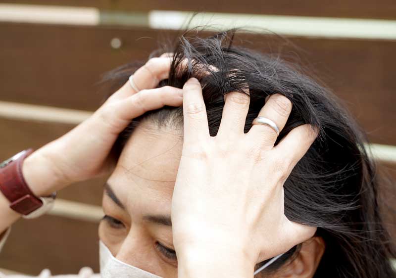 オイルを手櫛のようにして髪を溶かすようにすることで髪に塗布