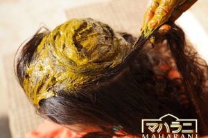 ヘナする女性