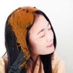 ヘナする女性