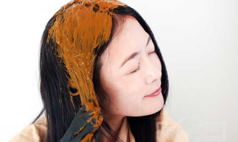 ヘナする女性