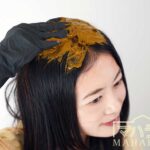 ヘナする女性