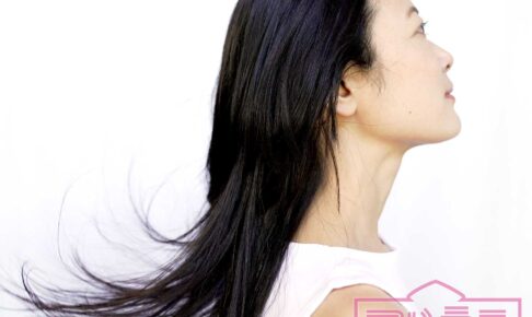 脱シャンプーする女性